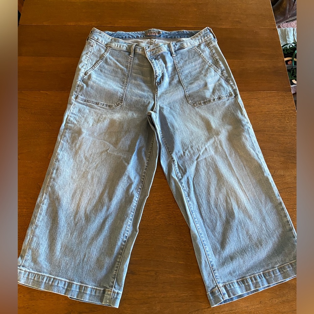 Torrid Wide Leg Denim Crop Pants. Size 20 women.